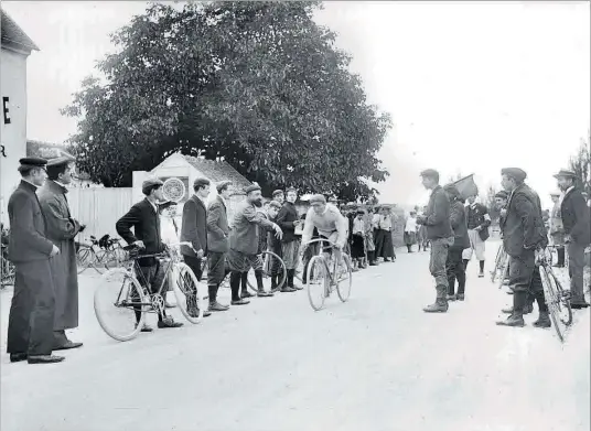  ?? Trousseili­er (1881-1939), durant l'última etapa, camí de París, del Tour del 1905. ?? El guanyador de la carrera
33 8Louis
GETTY / MAURICE BRANGER/ ROGER VIOLLET