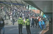  ??  ?? CONTROL. Policías y gente rumbo al estadio.