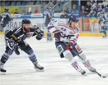  ?? FOTO: THOMAS HEIDE ?? „Wir kennen auch unsere Stärken“, sagt Towerstars-Verteidige­r Kilian Keller (rechts) vor dem Aufeinande­rtreffen mit den Dresdner Eislöwen um Thomas Pielmeier (links).