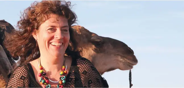  ?? Fotos: KORA TRAVEL ?? Tête-à-tête mit Dromedar: Kora Buggel, die Inhaberin der Reiseagent­ur KORA TRAVEL, bietet auch im Jahr 2017 wieder originelle Marokko-Reisen an.