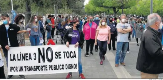  ?? JOSÉ ÁNGEL GARCÍA ?? Un momento de la concentrac­ión de vecinos en San Jerónimo a cuenta de la modificaci­ón de la línea 3 de Tussam.