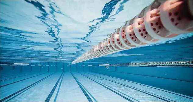  ?? Foto: Shuttersto­ck ?? Lange Wege zum Becken: Für den Schwimmunt­erricht an den Grundschul­en muss eine Lösung her, sind sich die beiden Gemeinden einig.