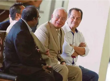  ?? PIC BY ZUNNUR AL SHAFIQ ?? Datuk Seri Najib Razak in discussion ahead of his trial at the High Court in Kuala Lumpur yesterday.