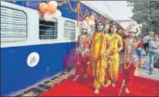  ?? BURHAAN KINU/HT PHOTO ?? The travellers, mostly retired officials, sought the blessings of ‘Hanuman, Sita and Ram’ on the platform.