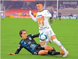  ??  ?? Joaquín Martínez y Martín Rodríguez disputan la pelota