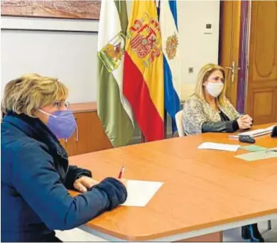  ??  ?? La alcaldesa, Mamen Sánchez, y la delegada de Acción Social, Carmen Collado, durante la reunión con la Junta.