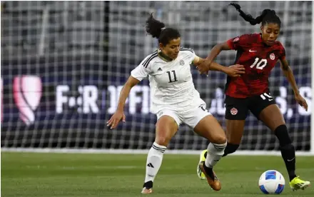  ?? ROnalD maRTinEz ?? Raquel Rodríguez disputa el balón con Ashley Lawrence en el partido entre Canadá y la Selección Femenina de Costa Rica, en los cuartos de final de la Copa Oro.