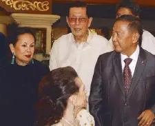  ??  ?? Former Vice President Jejomar Binay and former Makati Mayor Elenita Binay flank the Enriles.