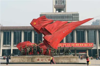  ??  ?? Zhengzhou. Henan. 2 014. Realismo socialista em frente à velha estação ferroviári­a.