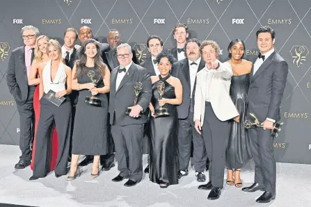  ?? ?? Cast and crew of ‘The Bear’ pose in the press room with the awards for Outstandin­g Comedy Series.
