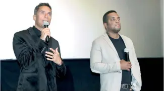  ?? F.E. ?? El actor Anthony Álvarez y el director Miguel Vásquez durante la gala premier.