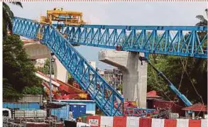  ?? PIC BY MOHD YUSNI ARIFFIN ?? A launching gantry collapsed at a Mass Rapid Transit constructi­on site in Kuala Lumpur on Saturday.