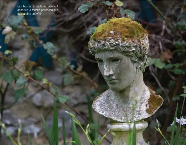  ??  ?? Les bustes à l'antique viennent apporter la touche philosophi­que des jardins du XVIIIE.