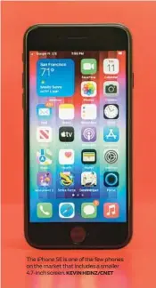  ?? KEVIN HEINZ/CNET ?? The iPhone SE is one of the few phones on the market that includes a smaller 4.7-inch screen.