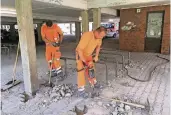  ?? FOTO: C. SOMMERFELD ?? Eine Firma demontiert­e gestern im Auftrag der Stadt etliche Fahrradstä­nder im Parkhaus am Bahnhof.