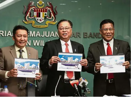  ??  ?? Better funds planned: Ismail Sabri, flanked by Deputy Minister Datuk Ahmad Jazlan Yaakub (left) and Borhan, with the Budget 2018 rural developmen­t-themed calendars in Putrajaya.