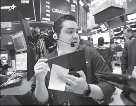  ?? REUTERS ?? Traders work on the floor at the New York Stock Exchange.