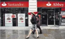  ?? ANDY RAIN / EFE ?? Oficina del Banco Santander en el centro de Londres.