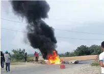  ?? FUENTE EXTERNA ?? Acciones. Comunitari­os del sector La Pared, de Haina, queman neumáticos para protestar contra el tránsito de vehículos pesados.