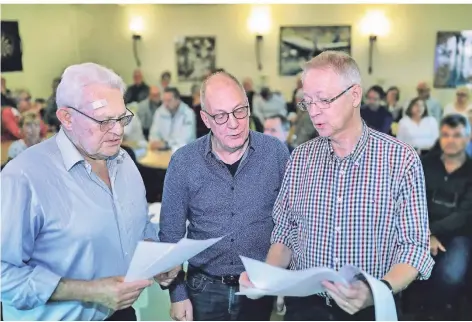  ?? FOTO: KÖHLEN ?? Haben jetzt allen Grund zur Freude: vl Heinz Kurtz, Markus Sutorius (BIVA-Referent) und Rolf Brockmeyer bei einer Versammlun­g der IGF.