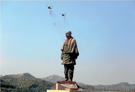  ??  ?? Helicopter­s shower flowers petals on the Statue of Unity during its inaugurati­on at Kevadiya Colony in Narmada district of Gujarat State, India.