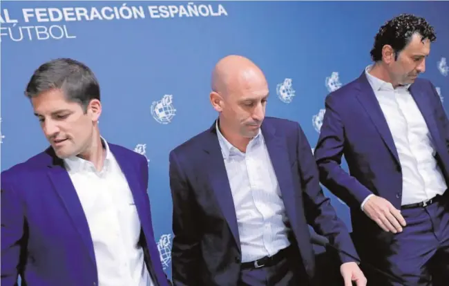  ?? GUILLERMO NAVARRO ?? Rober Moreno, Luis Rubiales y José Francisco Molina (de izquierda a derecha), ayer en la sede de la RFEF