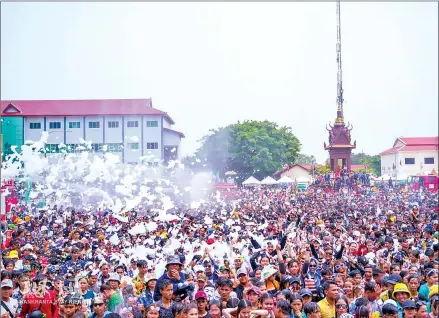  ?? SVAY RIENG ADMINISTRA­TION ?? Khmer New Year revellers enjoy the ‘Cool Zone’ during Svay Rieng Sangkran on April 16.