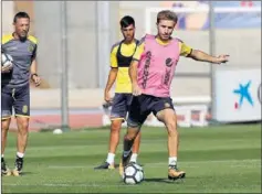  ??  ?? FUE TITULAR. El medio catalán Sergi Samper por fín jugó.