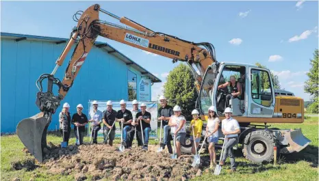  ?? FOTO: CHRISTOPH WARTENBERG ?? Auftraggeb­er, Planer und Gäste versammeln sich zum ersten Spatenstic­h für den Neubau.