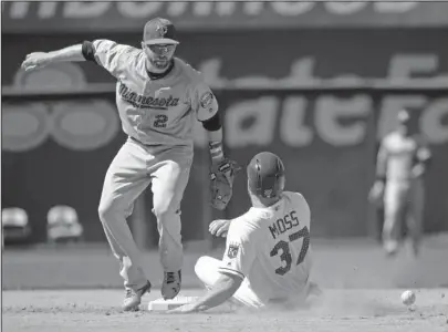  ?? The Associated Press ?? ROYAL FLUSH: Kansas City Royals’ Brandon Moss (37) beats the tag by Minnesota Twins second baseman Brian Dozier (2) after a throwing error by shortstop Jorge Polanco in the seventh inning of an 11-6 win Saturday in Kansas City.