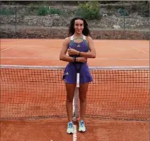  ?? (Photo P. L.) ?? Kyara Belhadj, jeune espoir féminin du tennis français, sur les courts de Baudino à Saint-Raphaël.