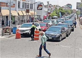  ??  ?? se HAN registrado filas vehiculare­s de hasta dos horas y media