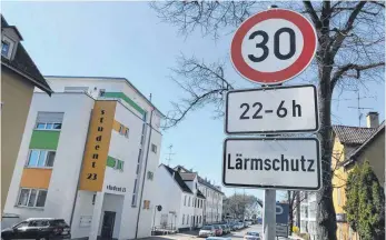  ?? FOTO: GERD MÄGERLE ?? Soll Tempo 30 entlang der B 312, wie hier in der Riedlinger Straße, auch tagsüber gelten? Im Biberacher Gemeindera­t ist man sich darüber weiterhin uneins.