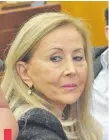  ??  ?? La senadora Mirta Gusinky (73) fue vacunada el pasado 20 de abril en la comodidad de su casa por una brigada del PAI.