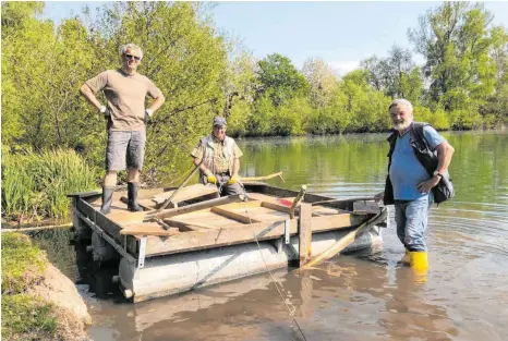  ?? FOTO: FRIEDER MAUCH ?? Haben die Brutinseln für die Flussseesc­hwalbe am Südsee für die Saison startklar gemacht: Peter Fischer, Michael Apfel und Georg Walcher vom Nabu Laupheim (von links).
Tagesspruc­h:
Namenstage:
Heute vor 105 Jahren: 1915