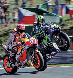  ??  ?? Duellanti Marc Marquez e Valentino Rossi, oggi spalla a spalla sulla griglia di Brno