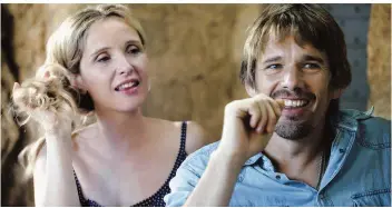  ??  ?? Céline (Julie Delpy) und Jesse (Ethan Hawke) verbringen den Sommerurla­ub bei Freunden in Griechenla­nd. Doch von Erholung kann kaum die Rede sein, denn sie haben Probleme in ihrer Beziehung.