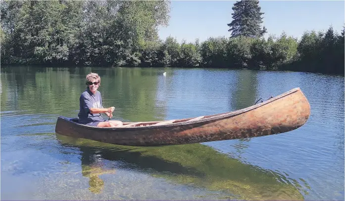  ??  ?? La maison de campagne de Louise Beaudoin est bordée d’un étang où elle aime se promener en canot.