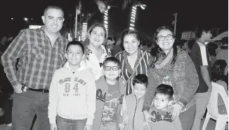  ?? / CARMEN JIMÉNEZ ?? Familias disfrutaro­n del gran show previo al encendido del pino en Tampico