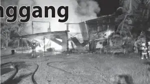  ??  ?? KEBAKARAN yang memusnahka­n rumah kayu di Kampung Sessang Kabong, tengah malam Jumaat.