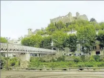  ??  ?? Le château surveille les travaux sacrifier des sites anciens ... qui ne doivent plus