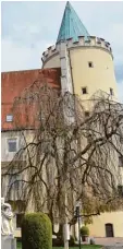  ??  ?? Ein gespenstis­cher Reiter treibt im Lau inger Schloss sein Unwesen.