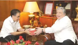  ?? (Manny Llanes) ?? ROXAS VISITS THE MANILA BULLETIN — Liberal Party (LP) standard-bearer Mar Roxas (left) receives a token of appreciati­on for his visit to the Manila Bulletin main office in Intramuros, Manila, yesterday, from Manila Bulletin Chairman Basilio C. Yap.