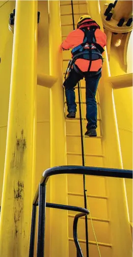  ??  ?? Een medewerker van Eneco klimt in een windmolen bij IJmuiden.