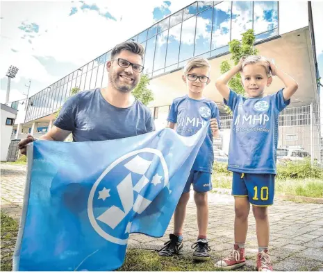  ??  ?? Sie bleiben den Kickers treu: Daniel Weiss und seine Söhne Mats und Jona (r.) vor dem Stadion auf der Waldau. Foto: Ferdinando Iannone