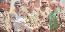  ?? FOTO: DPA ?? Militärpfa­rrer Andreas Bronder begrüßt Verteidigu­ngsministe­rin Ursula von der Leyen (CDU) bei ihrem Besuch in Mali.