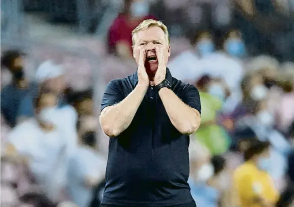  ?? ALEJANDRO GARCÍA / EFE ?? Ronald Koeman dona instruccio­ns als seus futboliste­s durant el partit davant la Reial Societat