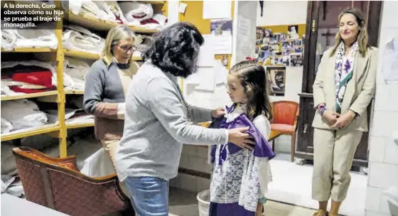  ?? SANTI GARCÍA ?? A la derecha, Coro observa cómo su hija se prueba el traje de monaguilla.