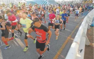  ?? // VCR ?? Paso de los corredores del maratón por el puente de Monteolive­te