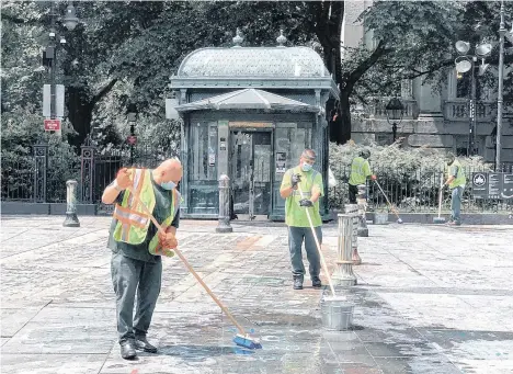  ?? RAMÓN FRISNEDA ?? Personal municipal haciendo limpieza en el área que fue desalojada, en las inmediacio­nes de la alcaldía .